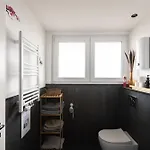 - Zen Haven Luxurious 3-room Japanese-themed With King-size Beds, Balcony, Bamboo Accents, Entertainment Galore & Private Parking - Near Airport & Train Station - Apartment