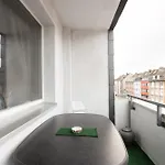Apartment - Zen Haven Luxurious 3-room Japanese-themed With King-size Beds, Balcony, Bamboo Accents, Entertainment Galore & Private Parking - Near Airport & Train Station - Duisburg