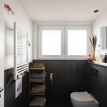 - Zen Haven Luxurious 3-room Japanese-themed With King-size Beds, Balcony, Bamboo Accents, Entertainment Galore & Private Parking - Near Airport & Train Station - Appartement