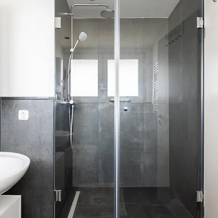Apartment - Zen Haven Luxurious 3-room Japanese-themed With King-size Beds, Balcony, Bamboo Accents, Entertainment Galore & Private Parking - Near Airport & Train Station - Duisburg
