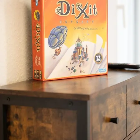 Appartement - Zen Haven Luxurious 3-room Japanese-themed With King-size Beds, Balcony, Bamboo Accents, Entertainment Galore & Private Parking - Near Airport & Train Station - *