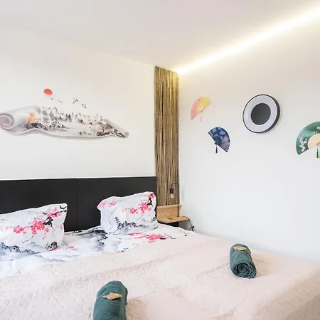 - Zen Haven Luxurious 3-room Japanese-themed With King-size Beds, Balcony, Bamboo Accents, Entertainment Galore & Private Parking - Near Airport & Train Station - Apartment