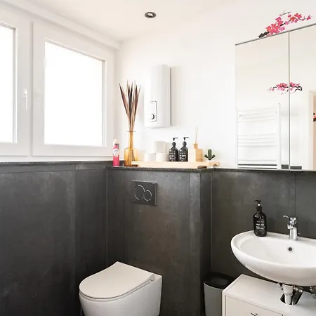 - Zen Haven Luxurious 3-room Japanese-themed With King-size Beds, Balcony, Bamboo Accents, Entertainment Galore & Private Parking - Near Airport & Train Station - *