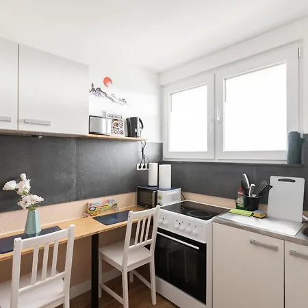 - Zen Haven Luxurious 3-room Japanese-themed With King-size Beds, Balcony, Bamboo Accents, Entertainment Galore & Private Parking - Near Airport & Train Station - Apartment Duisburg