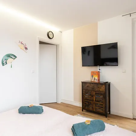 Apartment - Zen Haven Luxurious 3-room Japanese-themed With King-size Beds, Balcony, Bamboo Accents, Entertainment Galore & Private Parking - Near Airport & Train Station - Duisburg