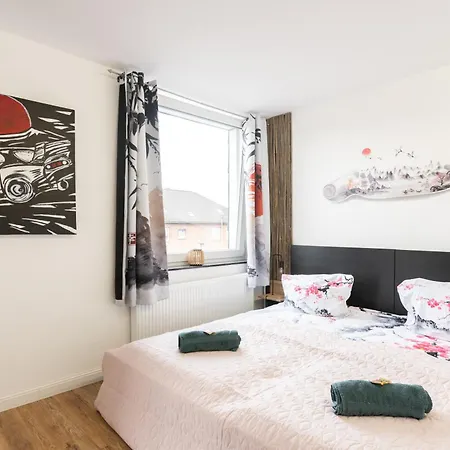 - Zen Haven Luxurious 3-room Japanese-themed With King-size Beds, Balcony, Bamboo Accents, Entertainment Galore & Private Parking - Near Airport & Train Station -