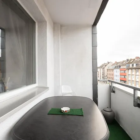 Appartement - Zen Haven Luxurious 3-room Japanese-themed With King-size Beds, Balcony, Bamboo Accents, Entertainment Galore & Private Parking - Near Airport & Train Station - Duisburg