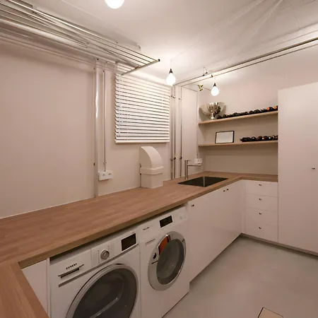 - Zen Haven Luxurious 3-room Japanese-themed With King-size Beds, Balcony, Bamboo Accents, Entertainment Galore & Private Parking - Near Airport & Train Station - Appartement