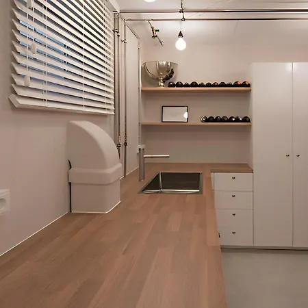 Appartement - Zen Haven Luxurious 3-room Japanese-themed With King-size Beds, Balcony, Bamboo Accents, Entertainment Galore & Private Parking - Near Airport & Train Station - *