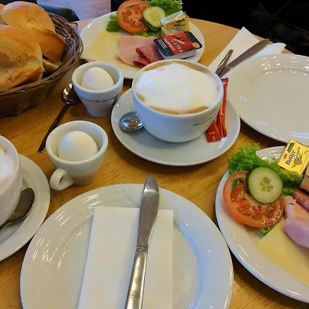 - Zen Haven Luxurious 3-room Japanese-themed With King-size Beds, Balcony, Bamboo Accents, Entertainment Galore & Private Parking - Near Airport & Train Station - Апартаменты