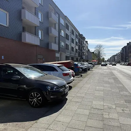 - Zen Haven Luxurious 3-room Japanese-themed With King-size Beds, Balcony, Bamboo Accents, Entertainment Galore & Private Parking - Near Airport & Train Station - *