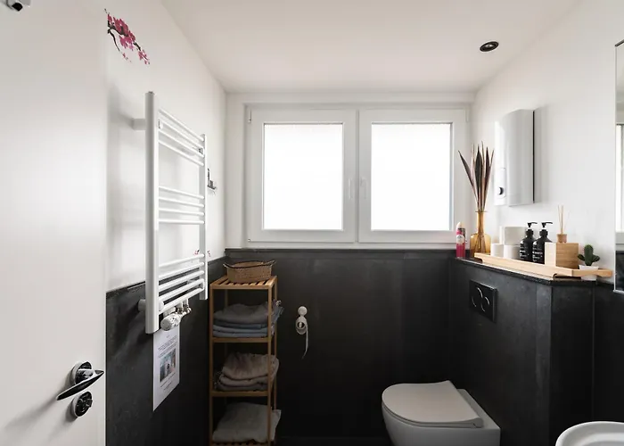 - Zen Haven Luxurious 3-room Japanese-themed With King-size Beds, Balcony, Bamboo Accents, Entertainment Galore & Private Parking - Near Airport & Train Station - Апартаменты