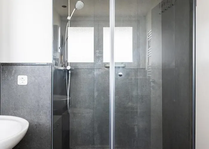 Apartment - Zen Haven Luxurious 3-room Japanese-themed With King-size Beds, Balcony, Bamboo Accents, Entertainment Galore & Private Parking - Near Airport & Train Station - Duisburg