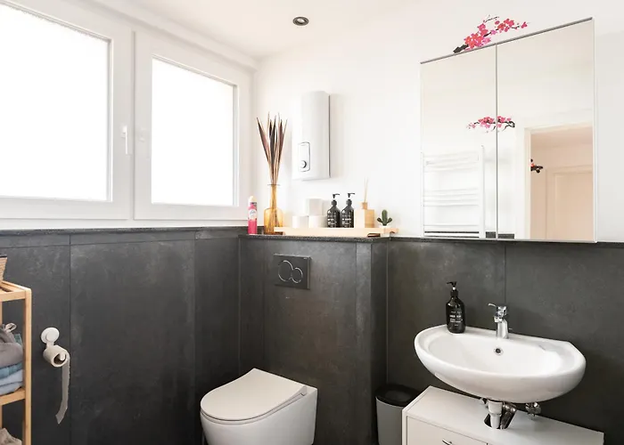 - Zen Haven Luxurious 3-room Japanese-themed With King-size Beds, Balcony, Bamboo Accents, Entertainment Galore & Private Parking - Near Airport & Train Station - *