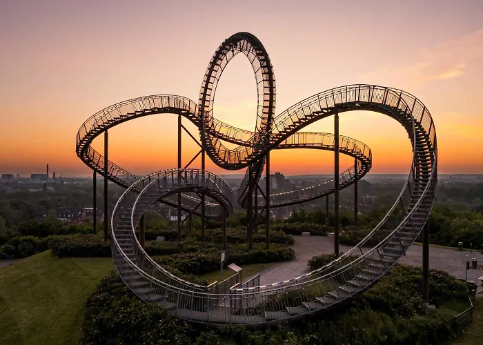 Апартаменты - Zen Haven Luxurious 3-room Japanese-themed With King-size Beds, Balcony, Bamboo Accents, Entertainment Galore & Private Parking - Near Airport & Train Station -