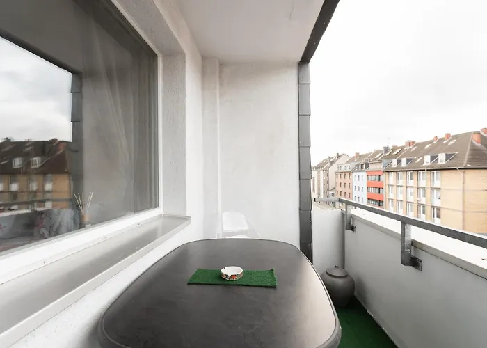 Apartment - Zen Haven Luxurious 3-room Japanese-themed With King-size Beds, Balcony, Bamboo Accents, Entertainment Galore & Private Parking - Near Airport & Train Station - Duisburg