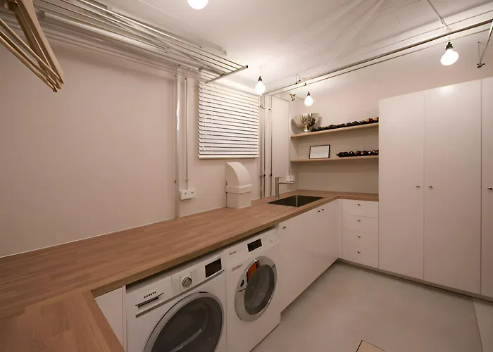 - Zen Haven Luxurious 3-room Japanese-themed With King-size Beds, Balcony, Bamboo Accents, Entertainment Galore & Private Parking - Near Airport & Train Station - Apartment