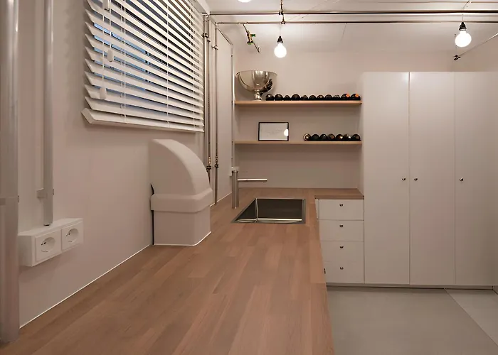 Апартаменты - Zen Haven Luxurious 3-room Japanese-themed With King-size Beds, Balcony, Bamboo Accents, Entertainment Galore & Private Parking - Near Airport & Train Station - *