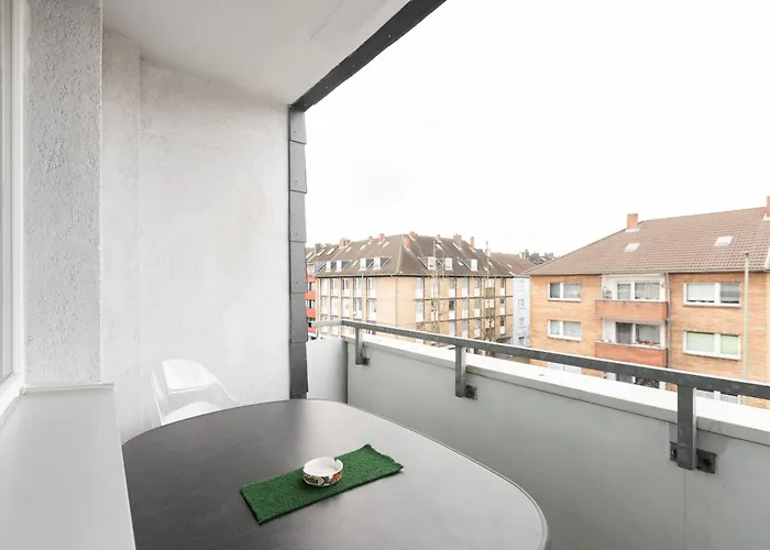 Apartment - Zen Haven Luxurious 3-room Japanese-themed With King-size Beds, Balcony, Bamboo Accents, Entertainment Galore & Private Parking - Near Airport & Train Station - Duisburg