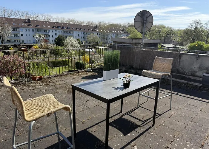 Apartment - Zen Haven Luxurious 3-room Japanese-themed With King-size Beds, Balcony, Bamboo Accents, Entertainment Galore & Private Parking - Near Airport & Train Station -